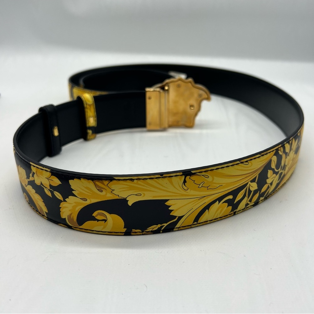 Versace
Medusa Buckle Reversible Leather Belt - Picture 4 of 5